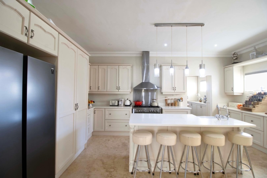 5 Bedroom Property for Sale in Sandbaai Western Cape